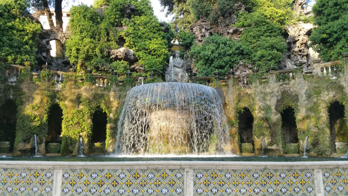 Il viale delle Cento Fontane a Villa d'Este, Tivoli