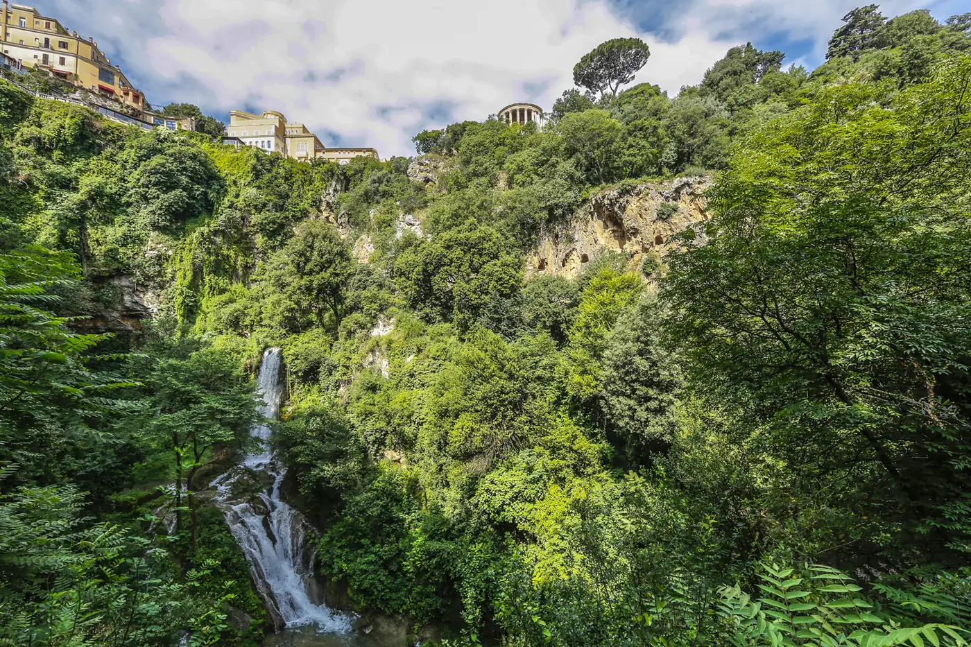 La grande cascata dell'Aniene nel Parco di Villa Gregoriana